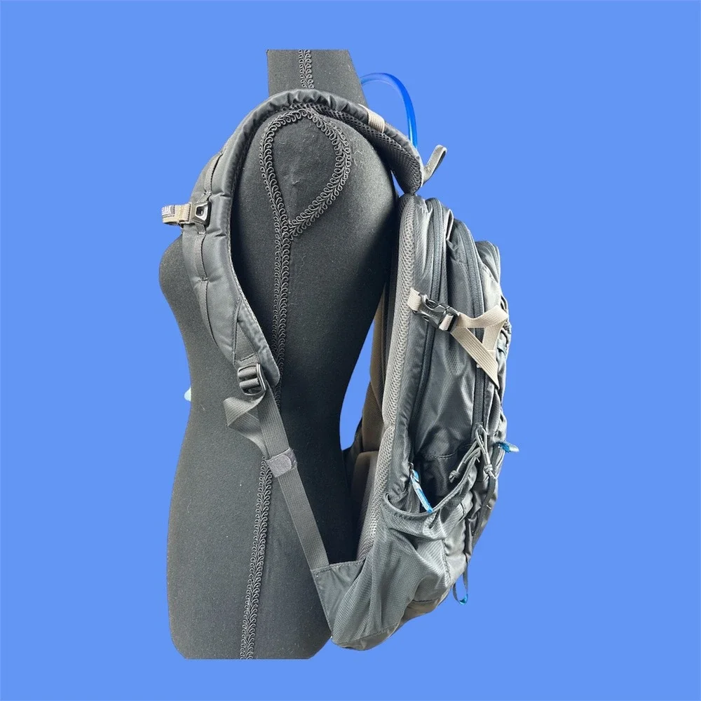 CamelBak Cloud Walker 18 Hydration Backpack 2L Reservoir – Gray Hiking‎ Daypack